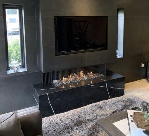 Media wall featuring the Kalfire G130/37S 3-sided gas fire and bespoke base in Silestone Eternal Marquina